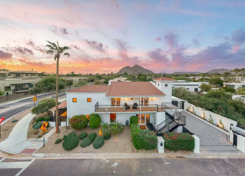 Arizona vacation rental living space managed by Travli