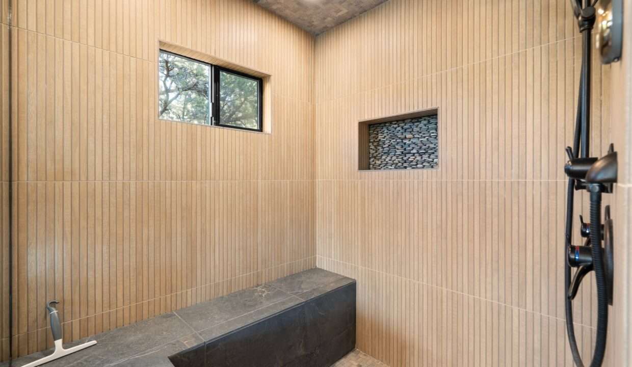52-web-or-mls-QVB03228
