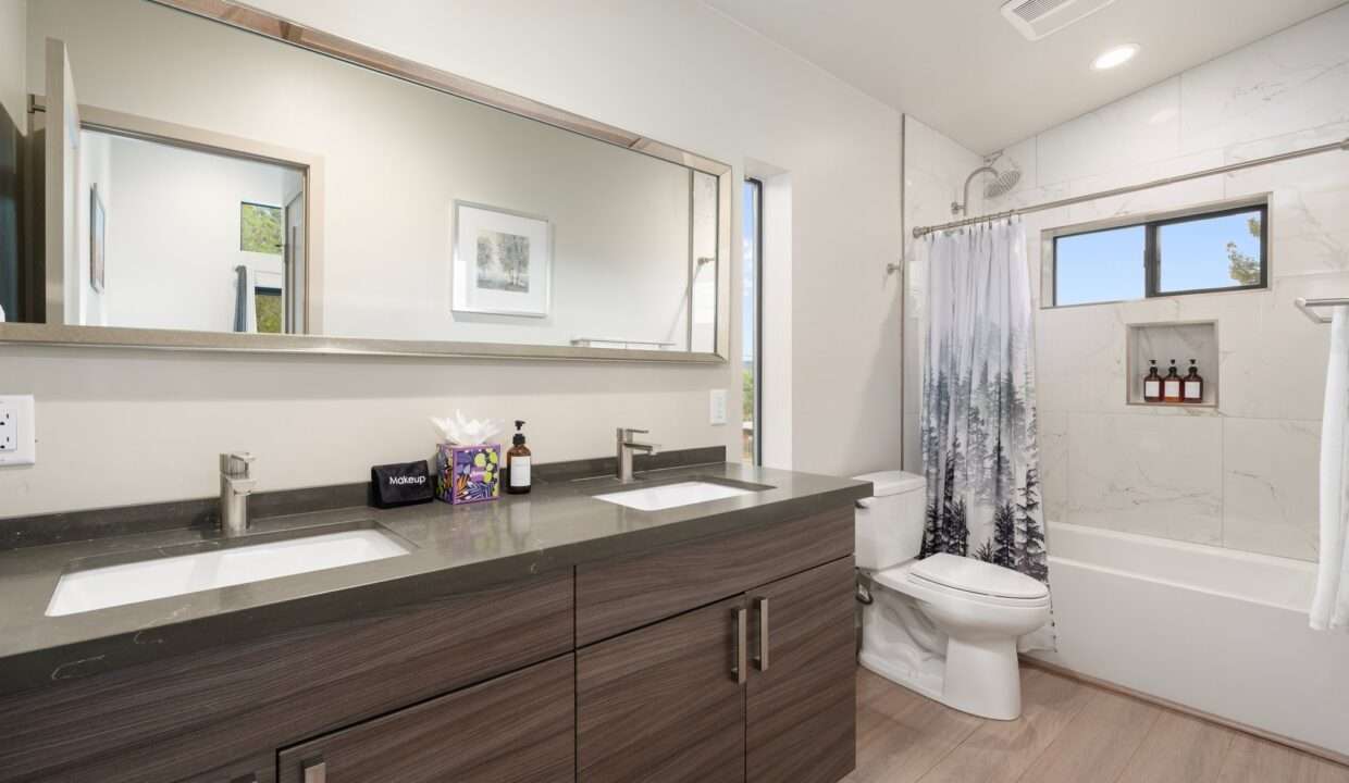 17-web-or-mls-QVB09743
