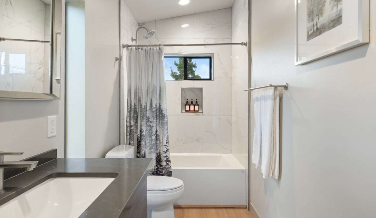 19-web-or-mls-QVB09755